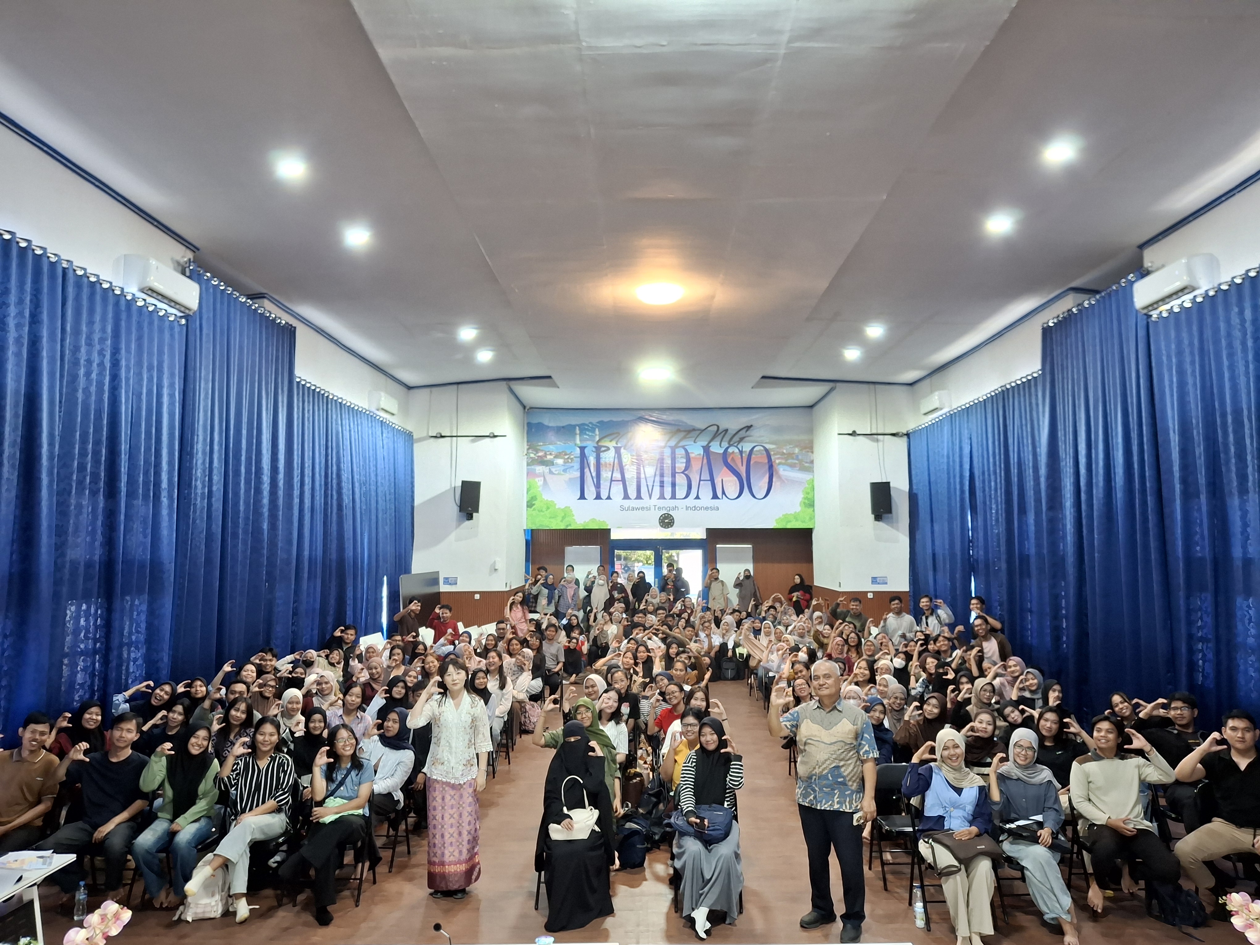 Kegiatan pelatihan dwibahasa untuk banyak peserta
