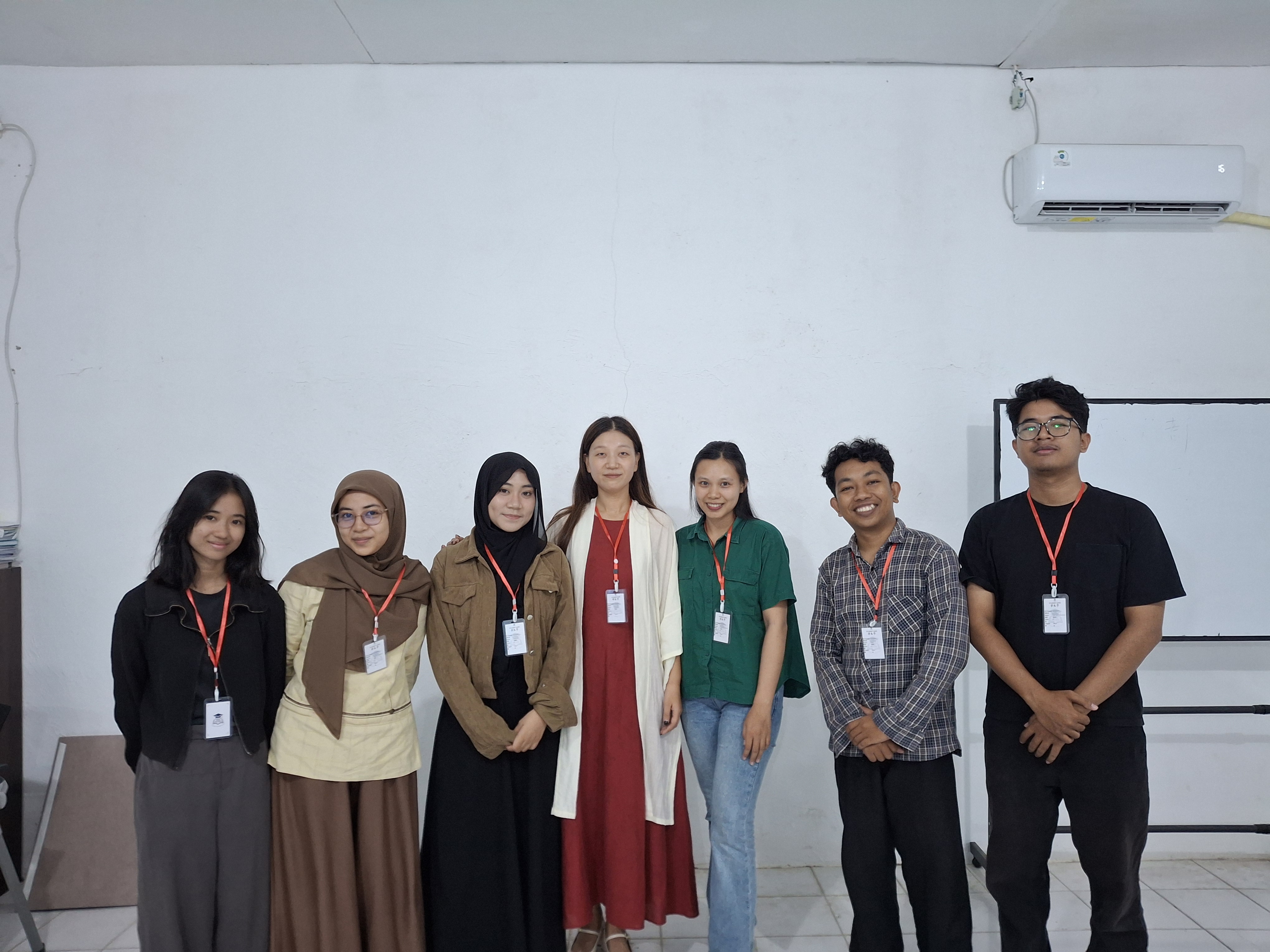 Pengajar dan peserta dalam program pelatihan khusus